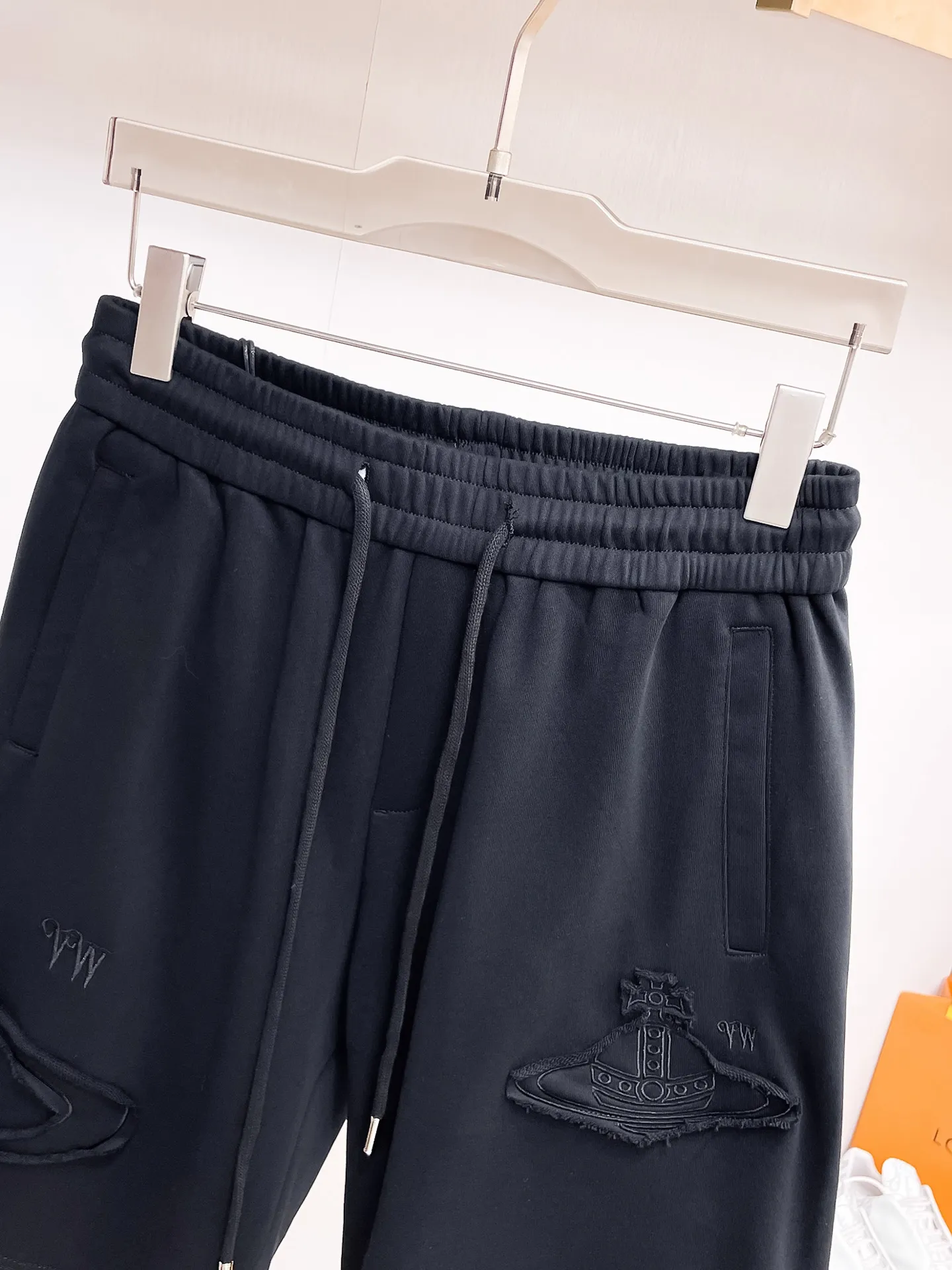 The Queen Mother's three-standard complete 2025 summer New Arrival men's casual shorts, advanced custom-made Breathable fabric, Breathable fabric, extremely stretchy and comfortable, impeccable details, top-grade accessories, original logo design concept, delicate and soft feel! The upper body fit is awesome! Size: M-XXXL Please state your height and weight when ordering